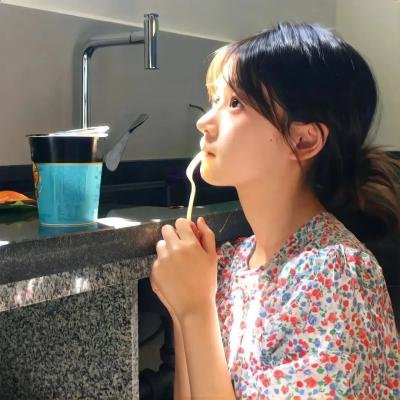 举杯畅饮的姐姐们